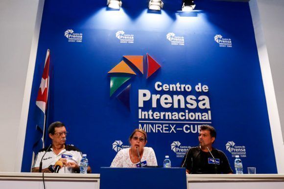 Gladys Bequer Díaz (centro), vicepresidenta del INDER, habla durante la conferencia de prensa para anunciar la carrera-caminata contra el bloqueo de Estados Unidos, en el Centro de Prensa Internacional (CPI) el martes 29 de agosto 2017, en La Habana, Cuba.
