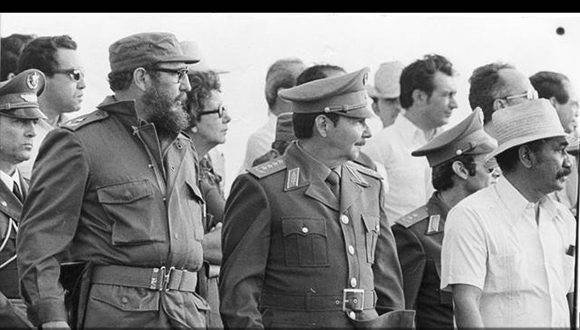 Tras pronunciar discurso durante el acto por el Centenario de la Protesta de Baraguá en el municipio "Julio Antonio Mella" en la provincia Santiago de Cuba. Junto a él se encuentran el General de las Fuerzas Armadas Revolucionarias Raúl Castro y el Comandante de la Revolución Juan Almeida Bosque, el 15 de marzo de 1978. Estudios Revolución/Fidel Soldado de las Ideas.