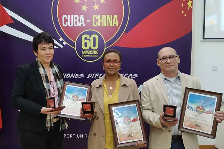 Médicos reciben distinción 60 aniversario de relaciones Cuba-China Médicos reciben distinción 60 aniversario de relaciones Cuba-China