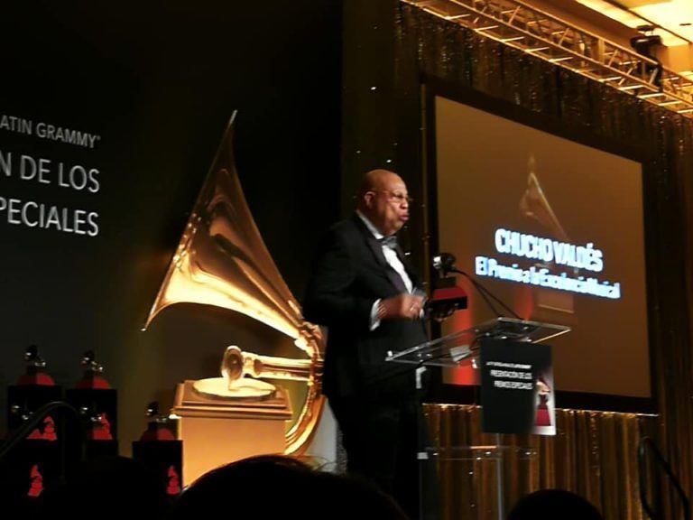 Chucho recibe el Grammy Latino a la Excelencia 2018. Foto: Mario Escalona, Presidente de la EGREM, en su cuenta de Facebook