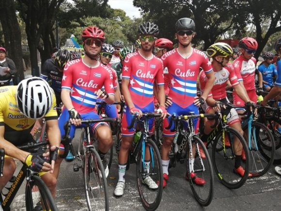Ciclistas cubanos en Guatemala. Foto: Página de Facebook Maité Marrero
