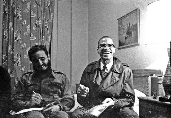 El legendario dirigente afroamericano Malcolm X visita a la delegación cubana y se reúnen en el Hotel Theresa. Foto: Archivo