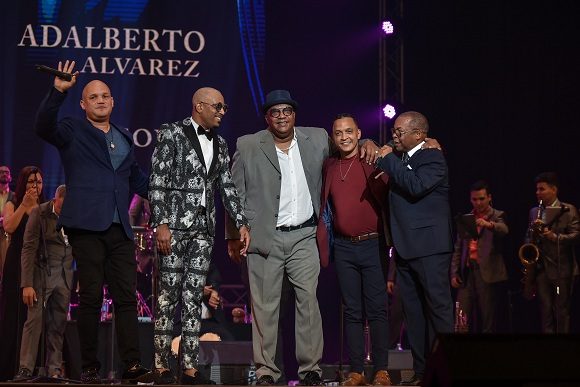 Los Van Van junto a Adalberto. Foto: Ariel Cecilio Lemus/Granma/Cubadebate. Los Van Van junto a Adalberto. Foto: Ariel Cecilio Lemus/Granma/Cubadebate.