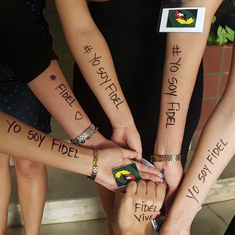 Manos de jóvenes cubanos con el hashtag Yo Soy Fidel