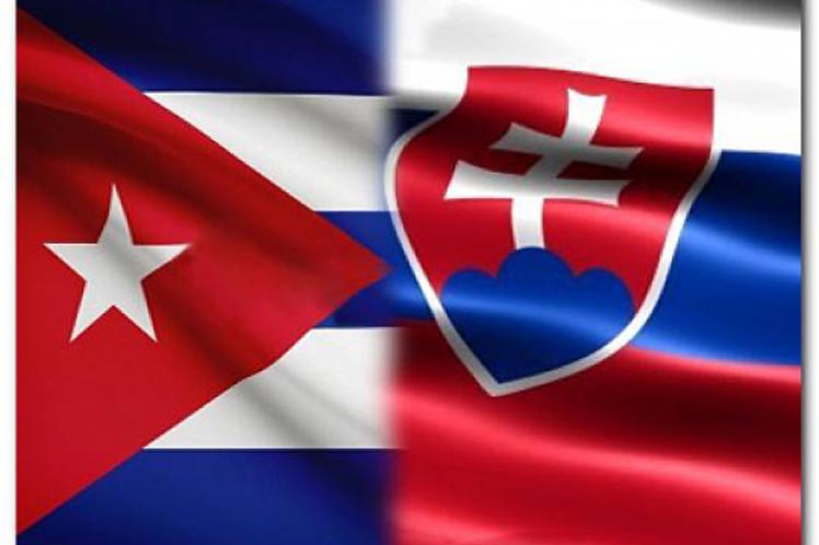 Banderas de Cuba y Eslovaquia