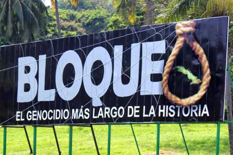 Banner alegórico al bloqueo contra Cuba