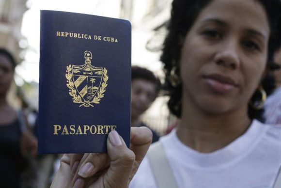 Cubana que muestra su pasaporte