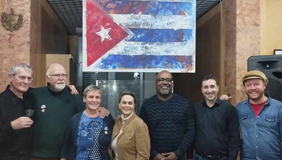 Un grupo de las oganizaciones que apoyan a Cuba junto a la Embajadora Juana Martínez. Foto: Embacuba Alemania