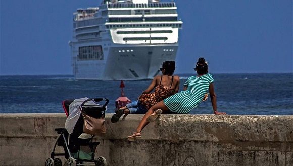 En las cifras negativas incidieron los efectos del paso de los huracanes que azotaron a la isla, así como la entrada en vigor de las medidas restrictivas de Estados Unidos sobre los viajes a Cuba. Foto: Xinhua