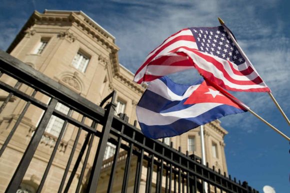 Banderas de Cuba y Estados Unidos