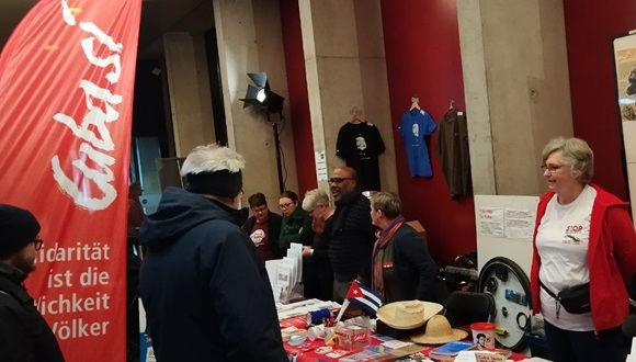 Durante la Conferencia del Partido Die Linke, Cubasí promueve a Cuba. Foto: Embacuba Alemania