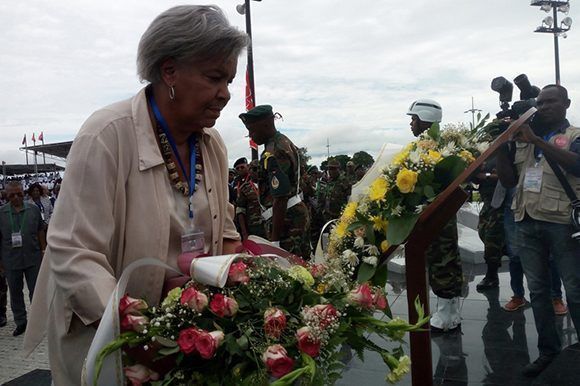 Embajadora coloca ofrenda floral a los caídos en Angola