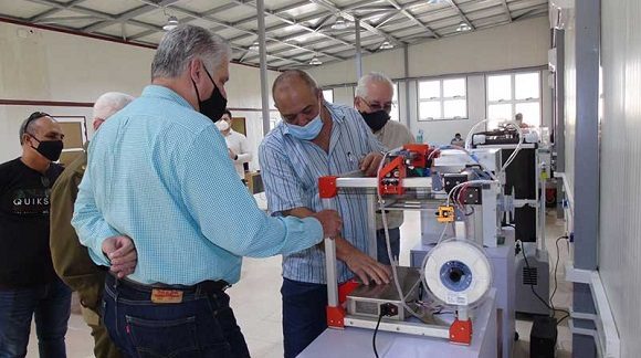 Díaz-Canel en el Grupo de Electrónica Díaz-Canel en el Grupo de Electrónica