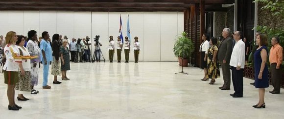 La ceremonia tiene lugar este lunes, como parte de las actividades por el 62 aniversario de la FMC. Foto: Presidencia Cuba/ Twitter.