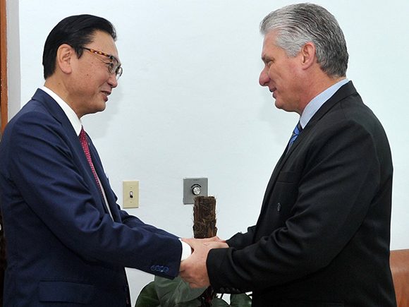 El presidente cubano recibió a Keiji Furuya, presidente de la Liga Parlamentaria de Amistad Japón-Cuba. Foto: Estudios Revolución