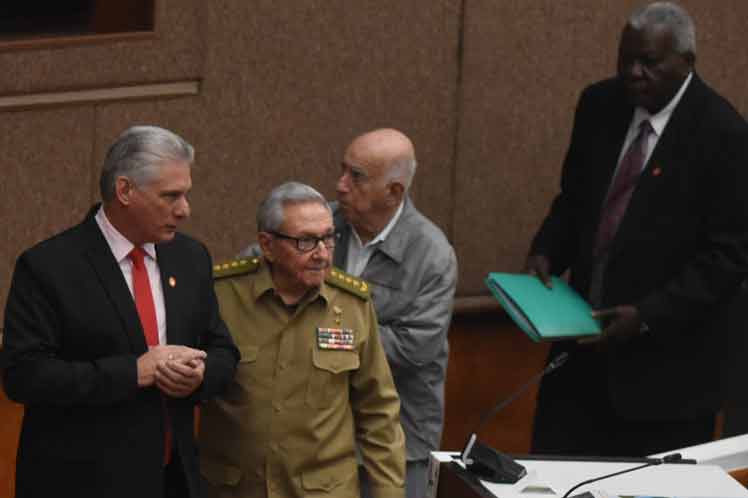 Raúl Castro y Díaz-Canel en importante reunión parlamentaria en Cuba