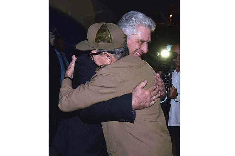 Raúl recibe a presidente de Cuba a su regreso de Argentina