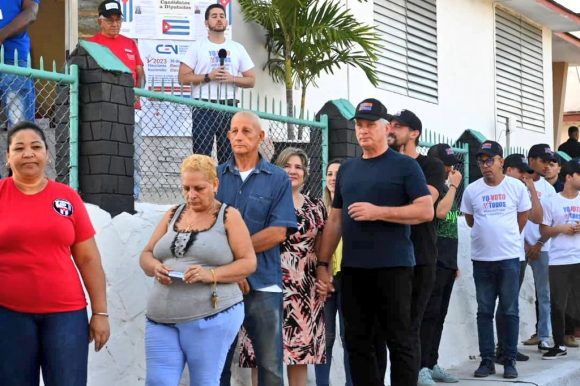 El presidente cubano ejerció su derecho al voto en elecciones nacionales. Foto: Presidencia Cuba/ Twitter. El presidente cubano ejerció su derecho al voto en elecciones nacionales. Foto: Presidencia Cuba/ Twitter.