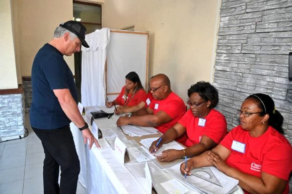El presidente cubano ejerció su derecho al voto en elecciones nacionales. Foto: Presidencia Cuba/ Twitter.