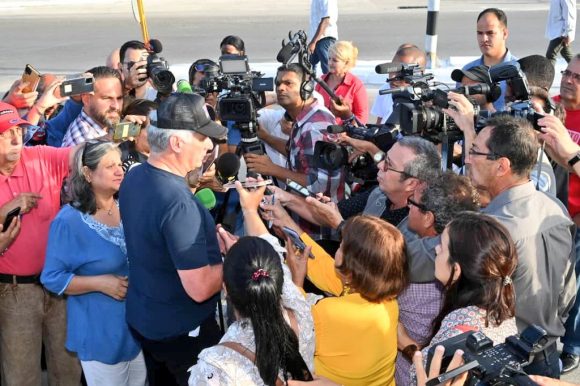 El presidente cubano ejerció su derecho al voto en elecciones nacionales. Foto: Presidencia Cuba/ Twitter. El presidente cubano ejerció su derecho al voto en elecciones nacionales. Foto: Presidencia Cuba/ Twitter.
