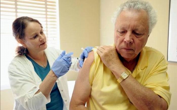 Enfermera inyecta vacuna a paciente 