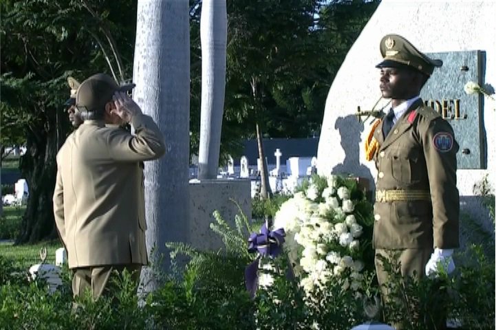 Raúl rinde homejane a Fidel frente a monolito que guarda sus restos