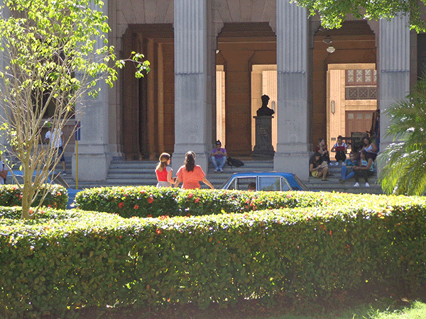 Biblioteca Central. Detrás, el Aula Magna. 