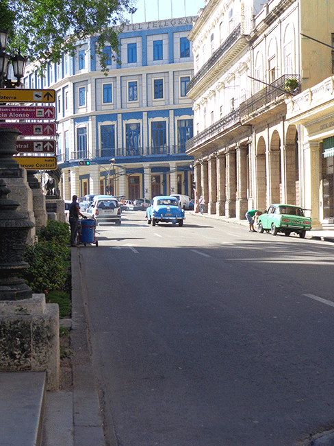 En camino hacia el Capitolio, atrás el hotel Telégrafo, recuperado hace unos años.