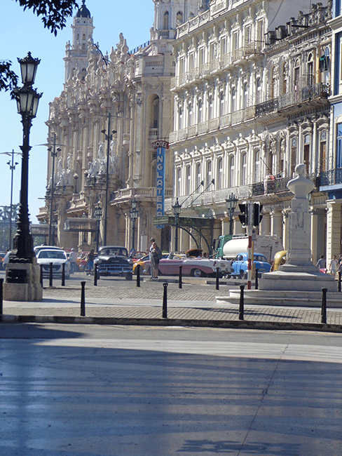 Gran teatro de La Habana Alicia Alonso (a la izquierda) y el legendario hotel Inglaterra (a la derecha).