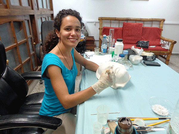 La joven restauradora Amanda Torres Rodríguez
