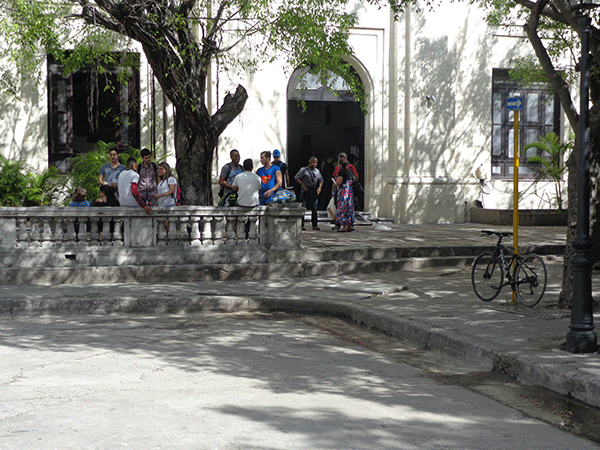 Facultad de Filosofía, Sociología e Historia, situada en lo alto, a un lateral de la Colina universitaria.