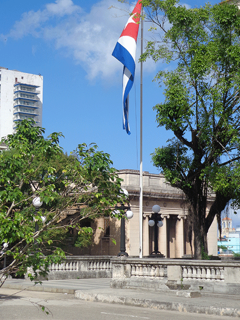La bandera cubana, símbolo de libertad y soberanía, presente siempre en cualesquiera de sus espacios