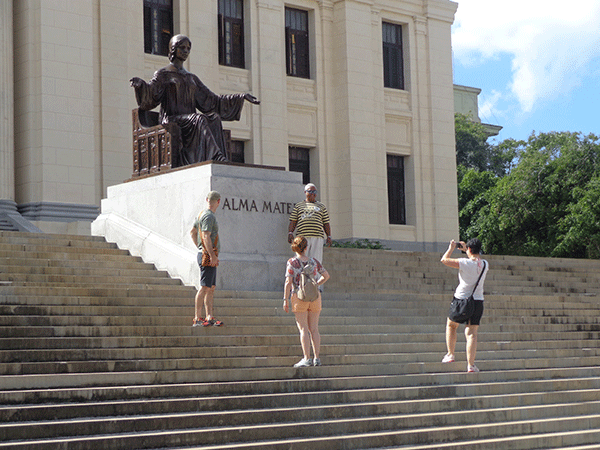 El Alma Mater (recién restaurada) un símbolo de la Universidad de La Habana y de toda Cuba.