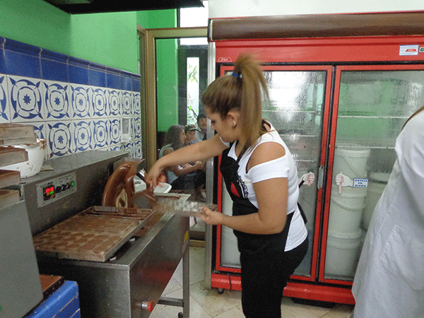 El llenado de los moldes requiere paciencia y oficio