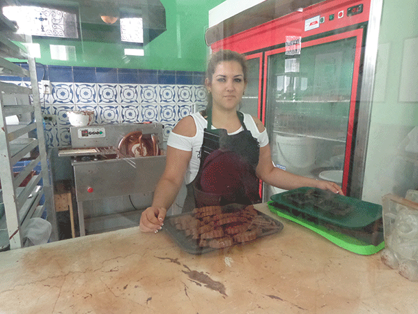 Los visitantes pueden observar a través del cristal la confección de bombones  y demás figuras