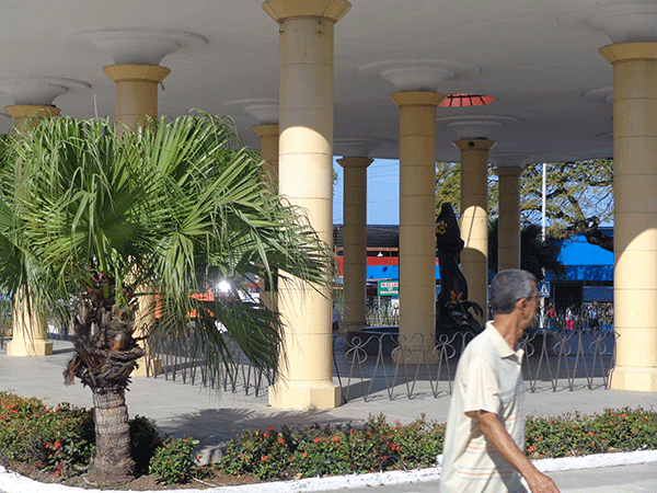 Una jardineria bella y cuidada rodea la glorieta