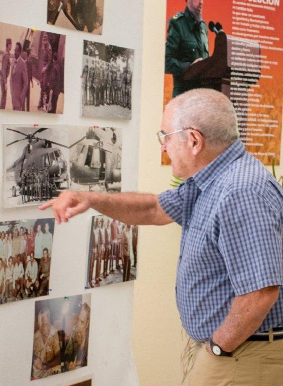 Nelson Álvarez observa las fotos de los pilotos y Fidel, en exposición en el ICAP