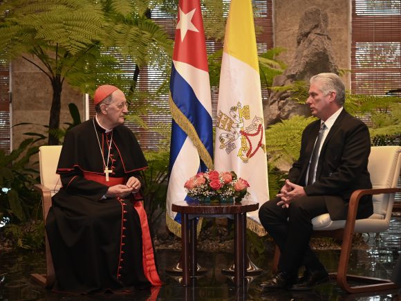 Presidente cubano dialoga con cardenal Beniamino Stella, enviado del Papa Francisco