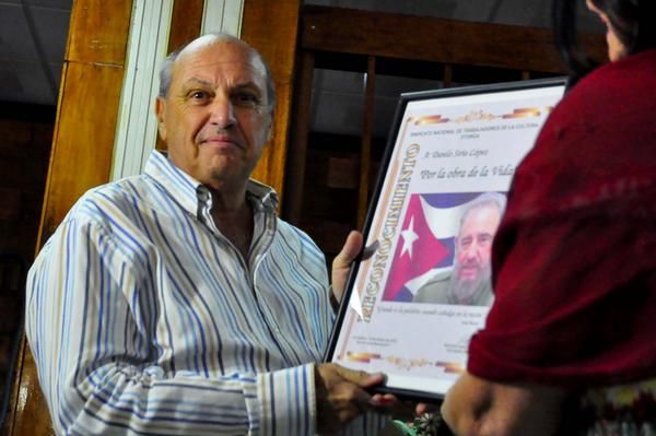 Danilo Sirio (I), recibe reconocimiento, Por la obra de la vida, otorgado por la Central de Trabajadores de Cuba (CTC), como parte de la Jornada por el Día de la Prensa Cubana, en su sede capitalina, el 13 de marzo de 2018. Foto: Héctor García Torres / ACN