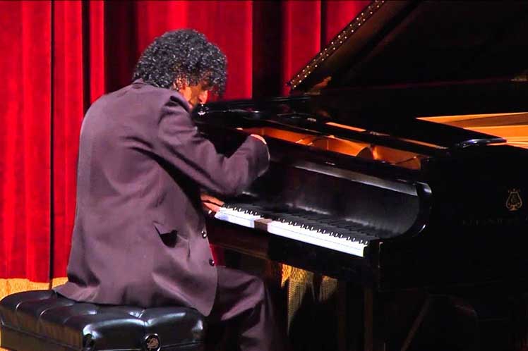joven pianista costarricense David Saravia joven pianista costarricense David Saravia