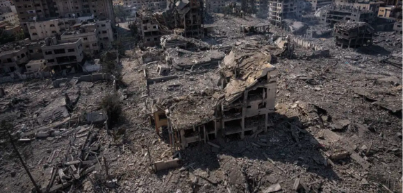 Escombros de edificios destruidos por un ataque aéreo israelí, el 10 de octubre de 2023, en Ciudad de Gaza. (AP Foto/Fatima Shbair, Archivo