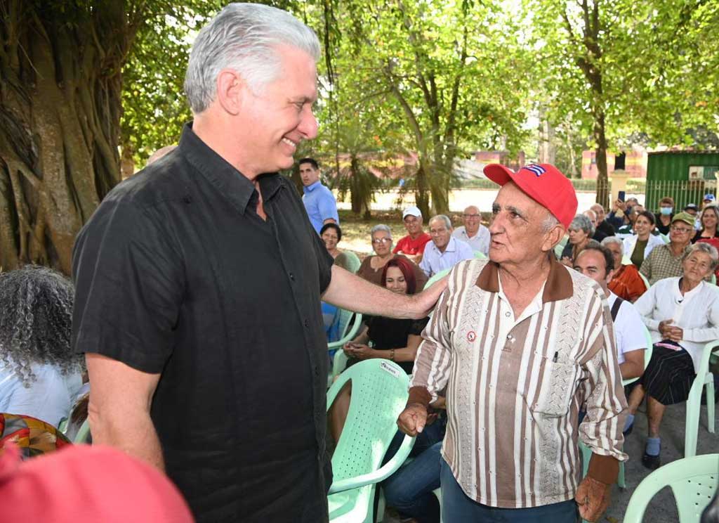 Intercambia presidente de Cuba con trabajadores de la construcción