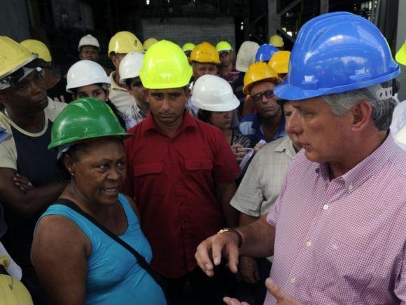 El Presidente cubano conversó con los obreros sobre el salario