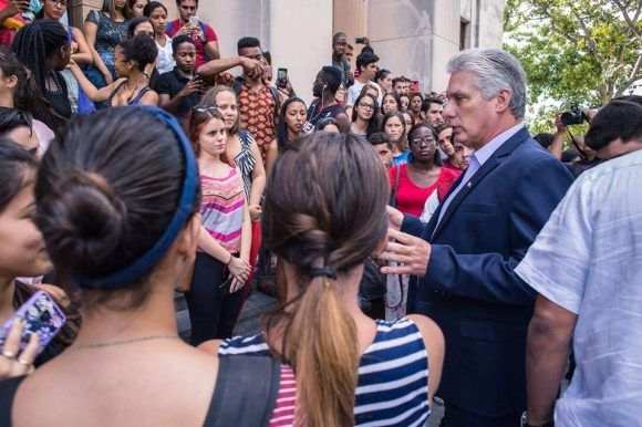 El Presidente cubano conversa con estudiantes y profesores de la Facultad de Derecho de la UH