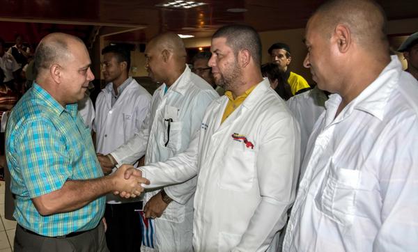 Médicos cubanos que parten a Ecuador