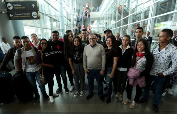 El máximo líder de las Farc, Rodrigo Londoño (c), posa junto a jóvenes estudiantes en el aeropuerto El Dorado de Bogotá. 