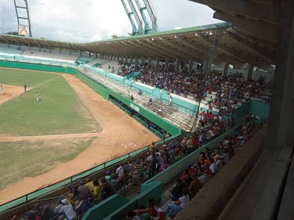 Estadio de Cienfuegos» 5 de septiembre, acoge el duelo entre Matanzas y Cienfuegos Foto: Darilys Reyes/ periódico 5 de Septiembre Estadio de Cienfuegos» 5 de septiembre, acoge el duelo entre Matanzas y Cienfuegos Foto: Darilys Reyes/ periódico 5 de Septiembre