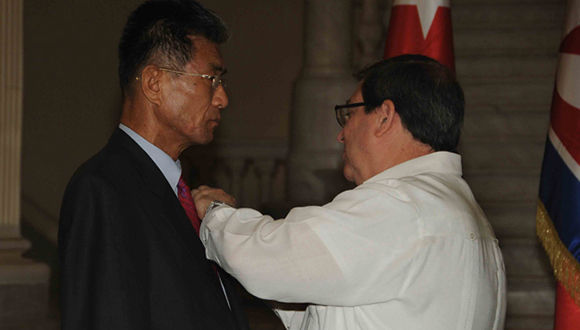 Otorga Cuba Medalla de la Amistad a embajador de RPDC