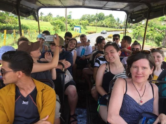 Estudiantes estadounidenses y cubanoas van en autobús hacia la Cascada de El Nicho. Foto: Cortesía de Mary Bell Boltwood