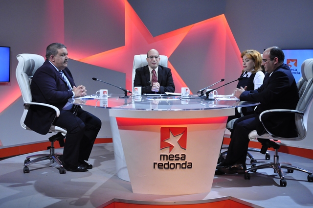 Directivos de ETECSA en la Mesa Redonda sobre los nuevos servicios de esta empresa.